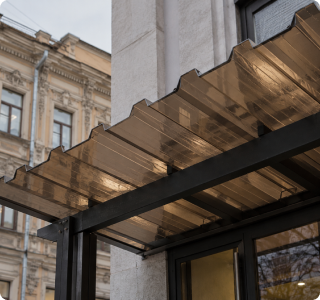 Профилированный поликарбонат: современное решение для кровли и навесов